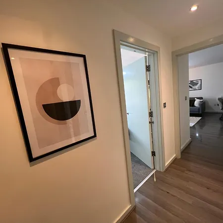 Apartment Stunning Centre From + Free Parking