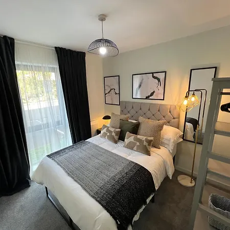 Stunning Centre From + Free Parking Apartment *