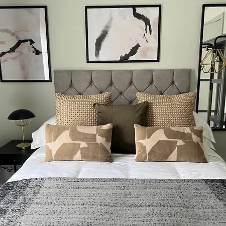 Stunning Centre From + Free Parking Apartment