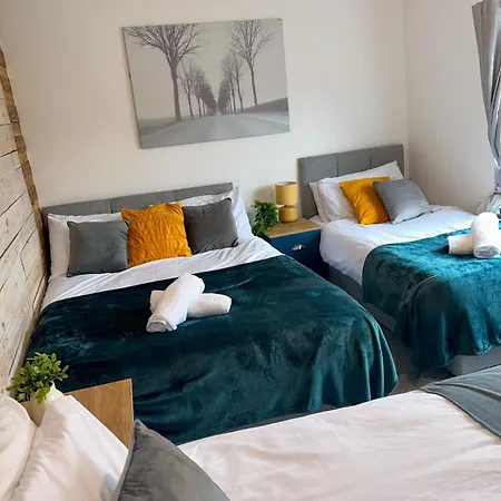 Lovely 3 Bedroom In -sleep 7 Manchester