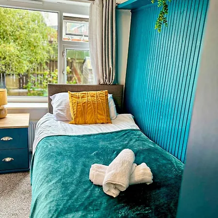 Апартаменты Lovely 3 Bedroom In -sleep 7 *