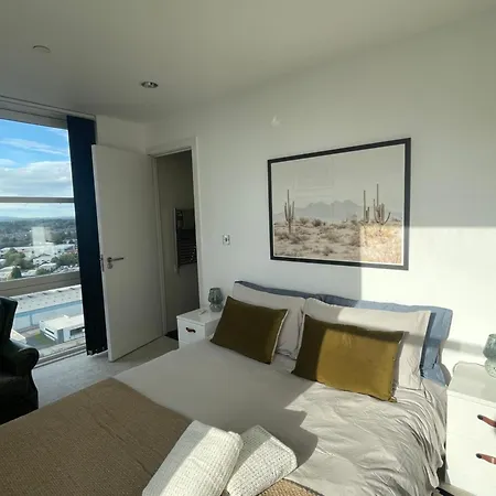 Entire Highrise Hideaway *