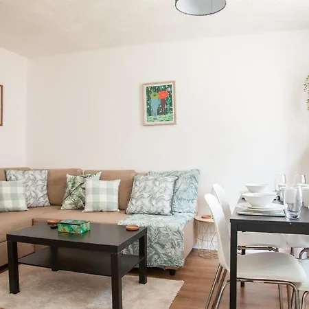 Apartment Centre Perfect Location *
