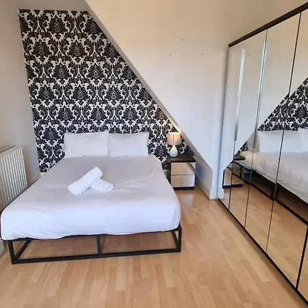 City Superhost House On Rochdale Road *