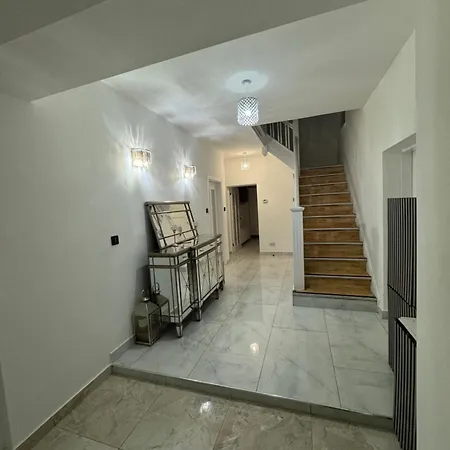 Rum i privatbostad Elegant Estates Humble Abode 5 *