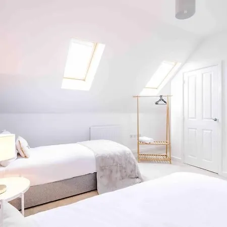 Spacious 4-bed * Manchester