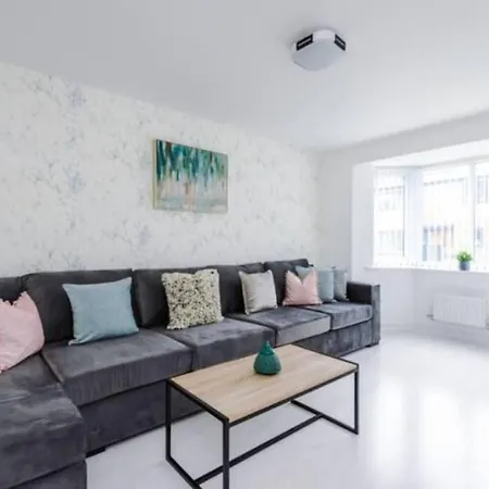 Spacious 4-bed Holiday home