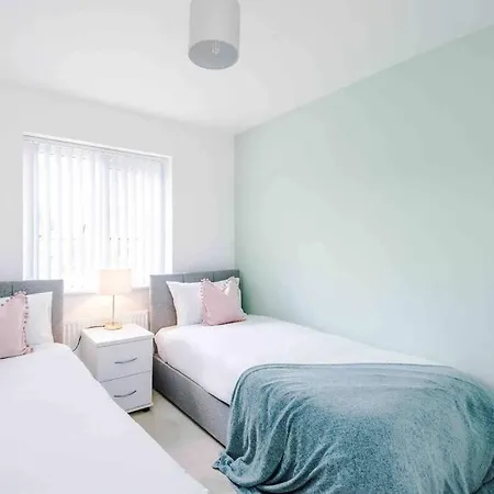 Spacious 4-bed Holiday home Manchester