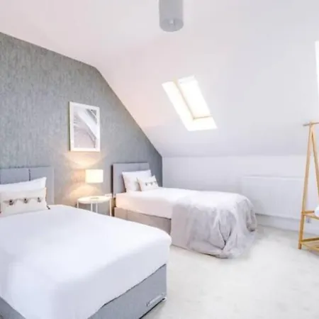Spacious 4-bed Holiday home *