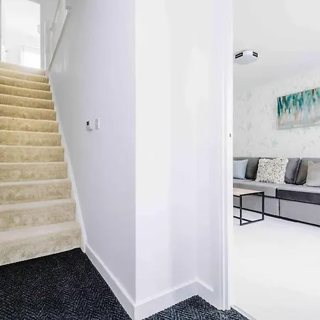Spacious 4-bed Holiday home