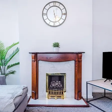 Comfy Four Bedroom House With Parking