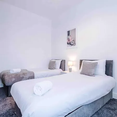 Comfy Four Bedroom House With Parking Nyaraló