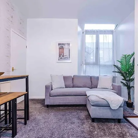 Comfy Four Bedroom House With Parking