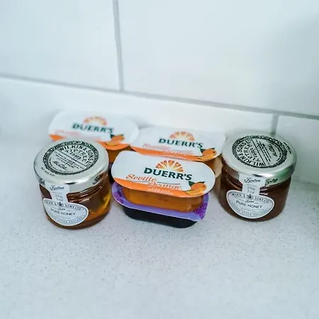 Comfy Four Bedroom House With Parking Ferienhaus *