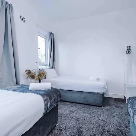 Comfy Four Bedroom House With Parking Nyaraló