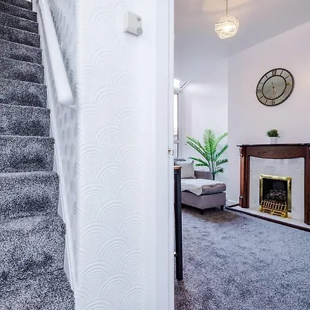 Nyaraló Comfy Four Bedroom House With Parking Manchester