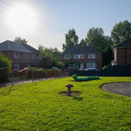 Modern 3 Bed Home, Near Etihad Stadium Manchester