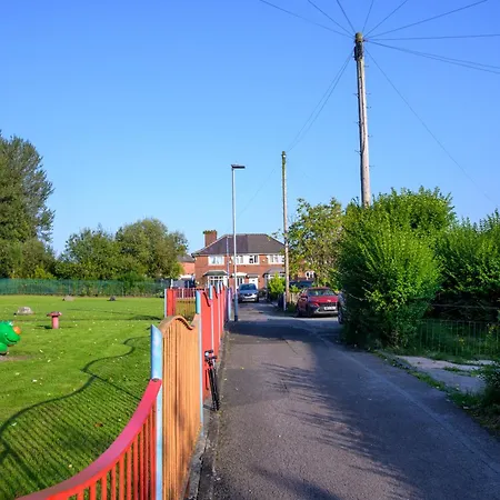 Modern 3 Bed Home, Near Etihad Stadium Manchester