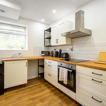 Modern 3 Bed Home, Near Etihad Stadium