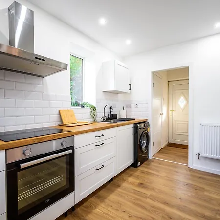 Modern 3 Bed Home, Near Etihad Stadium Holiday home Manchester
