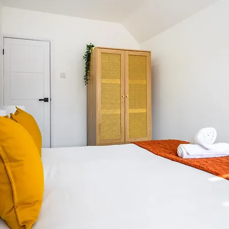 Modern 3 Bed Home, Near Etihad Stadium