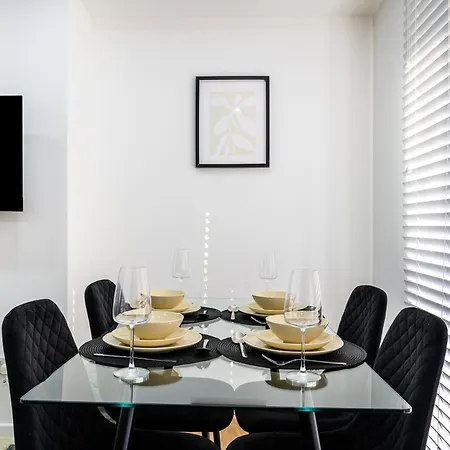 Modern 3 Bed Home, Near Etihad Stadium Holiday home