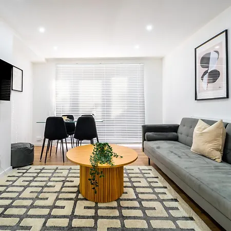 Holiday home Modern 3 Bed Home, Near Etihad Stadium *