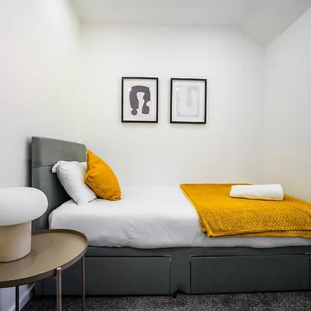 Modern 3 Bed Home, Near Etihad Stadium *