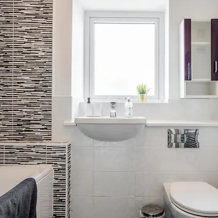 Дом отдыха Pool Table - Coop Live Arena, Etihad &