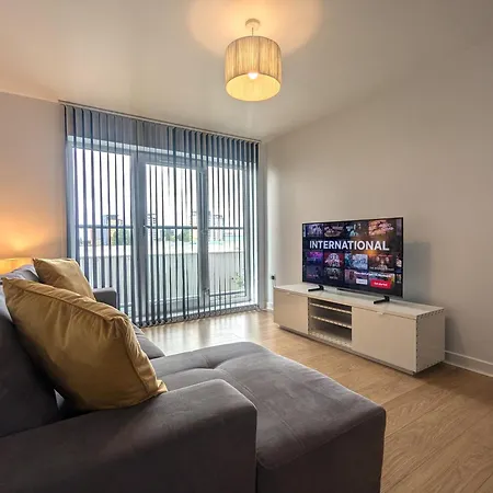 Modern 2 Bed 1 Bath 1 Ensuite - Salford Apartment