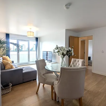 Modern 2 Bed 1 Bath 1 Ensuite - Salford Apartment *