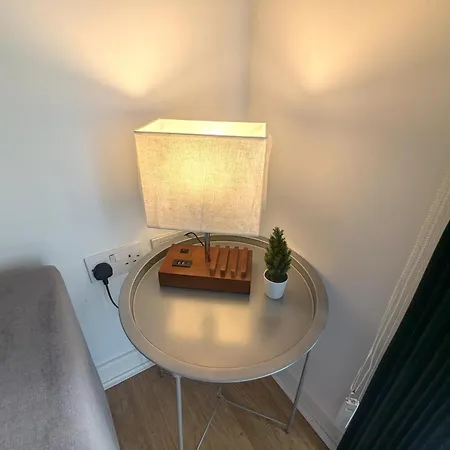 Modern 2 Bed 1 Bath 1 Ensuite - Salford