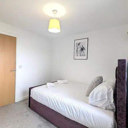 Modern 2 Bed 1 Bath 1 Ensuite - Salford Apartment