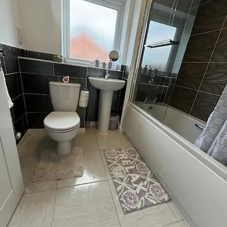 Holiday home New Large Townhouse 3 Bedrooms 4 Beds And Parking Manchester