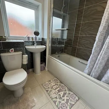 New Large Townhouse 3 Bedrooms 4 Beds And Parking Holiday home