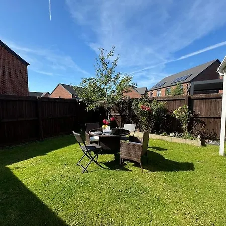 New Large Townhouse 3 Bedrooms 4 Beds And Parking