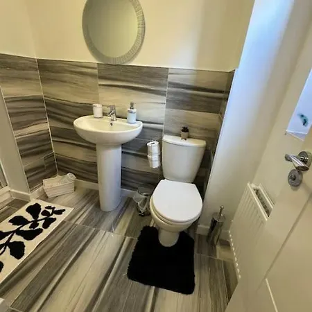 New Large Townhouse 3 Bedrooms 4 Beds And Parking *