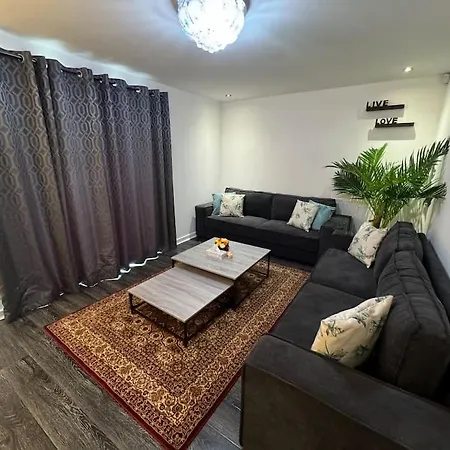 New Large Townhouse 3 Bedrooms 4 Beds And Parking Manchester