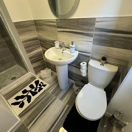 Holiday home New Large Townhouse 3 Bedrooms 4 Beds And Parking