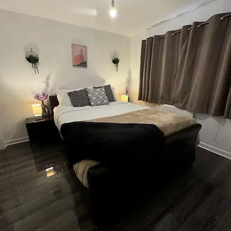 New Large Townhouse 3 Bedrooms 4 Beds And Parking Holiday home *