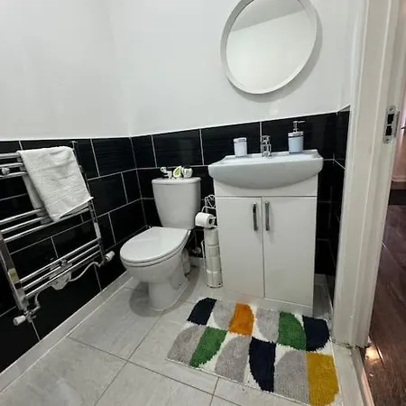 Holiday home New Large Townhouse 3 Bedrooms 4 Beds And Parking *