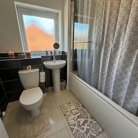 Holiday home New Large Townhouse 3 Bedrooms 4 Beds And Parking Manchester