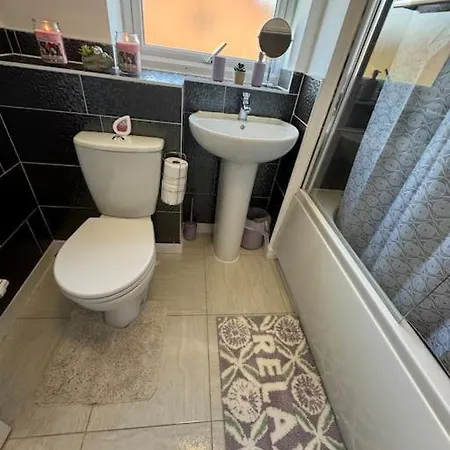New Large Townhouse 3 Bedrooms 4 Beds And Parking Манчестер