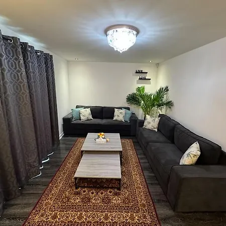New Large Townhouse 3 Bedrooms 4 Beds And Parking Holiday home