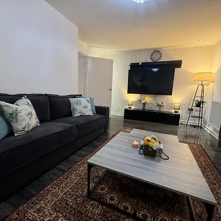 Holiday home New Large Townhouse 3 Bedrooms 4 Beds And Parking