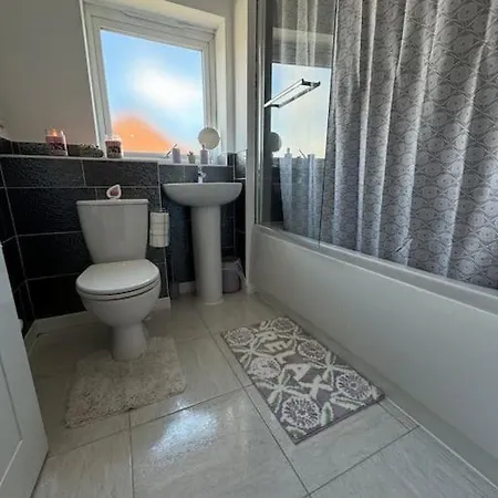 New Large Townhouse 3 Bedrooms 4 Beds And Parking Holiday home *