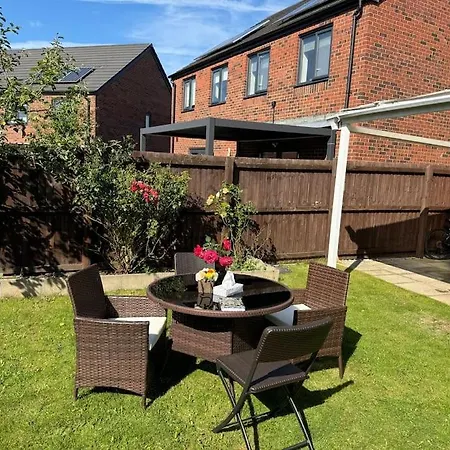 New Large Townhouse 3 Bedrooms 4 Beds And Parking Holiday home *