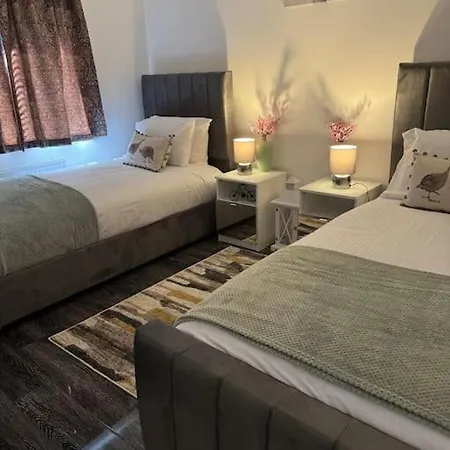 Дом отдыха New Large Townhouse 3 Bedrooms 4 Beds And Parking *