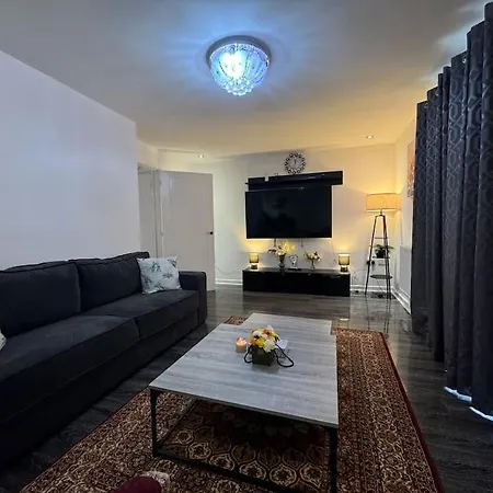 New Large Townhouse 3 Bedrooms 4 Beds And Parking *