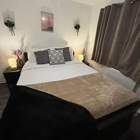 Holiday home New Large Townhouse 3 Bedrooms 4 Beds And Parking *
